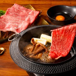 香味小堂 鹿児島県産 黒毛和牛 松茸 すき焼き 2～3人前 ギフトセット すき焼きセット 冷凍 牛肉 もも肉 和牛 鍋料理 まつたけ【沖縄県・離島 配送不可】