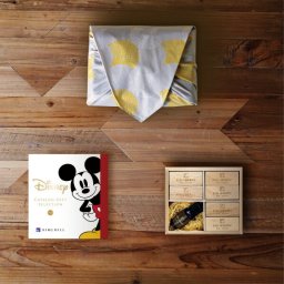 お返し・内祝いに！風呂敷で贈る｜ディズニーカタログギフトセレクション SMILEコース ＋ KUSU HANDMADE エコブロックオイル付き 18個セット（桐箱入り）<br><br>お歳暮 お年賀 結婚式引き出物 結婚お祝い 結婚内祝い（お返し） 出産お祝い 出産内祝い（お返し） 快気祝い 母