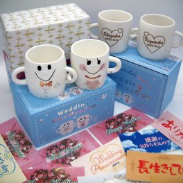 名入れ なかよし ペアマグカップ(ウエディング・洋装)メッセージカード付き、名入れ なかよし ペアマグ、送料無料(沖縄・離島は除く)結婚祝いのプレゼントに、結婚記念に。 名入れカップ、名入れマグカップ、名入れギフト、名入れ無料、化粧箱入り