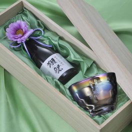 退職 異動 名入れ SXX 酒セット 日本酒 獺祭 純米大吟醸 45 180ml & PROGRESS プログレス Visitor 耐熱グラス 紐リボン・コサージュ付 木箱入り / プレゼント ギフト 退職 記念 誕生日 還暦 古希 喜寿 傘寿 米寿 緑寿 早寿 長寿 祝い オーロラチタングラス