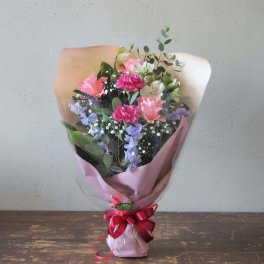 【華やかな花束】カジュアルなピンク【誕生日や結婚記念日に】バラ カーネーション 季節のお花 ピンク フラワー ブーケ 上司 両親 母親 お祝い 発表会 入学 卒業 就職祝 引越し祝い 新築祝い 結婚記念日 誕生日 出産祝い 退職 女性 ギフト プレゼント かわいい 可愛い 上品 カジュアル