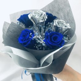 プリザーブドフラワー青とシルバーローズの6輪 の薔薇にかすみ草をふんわり束ねた花束（花束ラッピング）