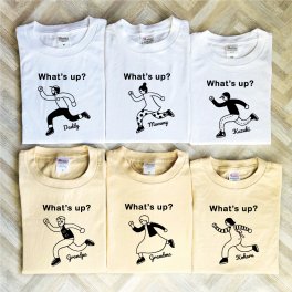 【名入れ】What's up?ファミリーデザインTシャツ　お名前入り 誕生日 父の日 母の日 出産祝い 結婚祝い 敬老の日  還暦 バレンタインデー 名前入り 家族 夫婦 親子 カップル ファミリーデザイン お揃い ペアtシャツ ペアルック tシャツ 親子コーデ リンクコーデ マタニティフォト 結婚記念 プレゼント ギフト ペアギフト クリスマスプレゼント