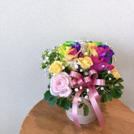101【レインボーローズのアレンジメント】お花 花 生花 花束 ブーケ フラワーアレンジメント ミニブーケ お祝い 誕生日 結婚祝い 出産祝い ホワイトデー バレンタイン 父の日 母の日 敬老の日 記念日 結婚記念日 送別 退職 入学 卒業 開店祝い 周年祝い プレゼント ギフト 贈り