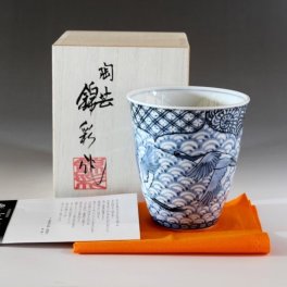  有田焼 陶芸家 藤井錦彩作 青磁古染付鶴絵 湯呑み 文字入れ可能な木箱入り（父の日・母の日・還暦祝い・敬老の日・定年退職・祝い・湯飲み・湯呑み）