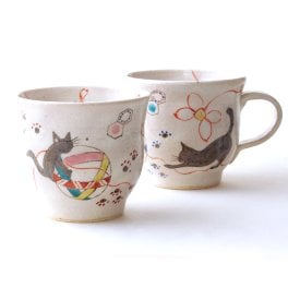 【名入れできます】九谷焼 ”ペアマグカップ”  『てまり猫』◆石川県の伝統工芸品 ◆ご結婚お祝い・ご結婚記念日・金婚式・銀婚式・お誕生日・ 還暦・古希・喜寿・傘寿・米寿・卒寿・白寿・母の日・父の日・敬老の日の贈り物に