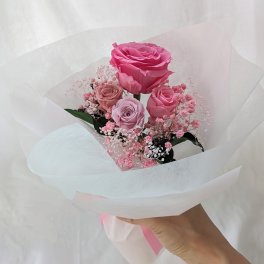 プリザーブドフラワー／大輪のピンク薔薇とミニ薔薇とかすみ草のふんわり花束