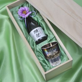 退職 異動 名入れ SXX 酒セット 日本酒 獺祭 純米大吟醸 45 180ml & PROGRESS プログレス Chic おちょこ 紐リボン・コサージュ付 木箱入り / プレゼント ギフト 退職 記念 誕生日 還暦 古希 喜寿 傘寿 米寿 緑寿 早寿 長寿 祝い オーロラチタングラス 