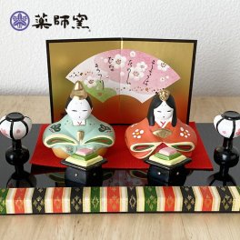 薬師窯 錦彩親王飾り雛  2331 雛人形 コンパクト モダン ひな人形 おしゃれ かわいい 安価 陶器 ひな人形 雛祭り かわいい おしゃれ 玄関 マンション 縁起  出産祝 誕生日 プレゼント  伝統工芸・陶器の和遊感