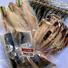 【天然】中辛紅鮭と干物のファミリーセット【詰め合わせ】北海道 宮城 鹿児島 鮭 サケ お中元 お歳暮 お礼 お祝 お年賀 ギフト プレゼント 贈り物