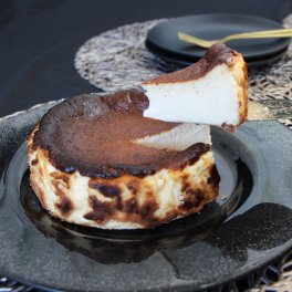 とろけるバスクチーズケーキ　５号１５cm☆バースデーケーキや誕生日プレゼントや記念日ギフトにも☆【贅沢なティータイムに】【ご褒美スイーツ】【BOX入り】【お祝いやお誕生日のプレゼントに】【内祝や結婚祝いに】【お歳暮】【お中元】【お彼岸のお供え】