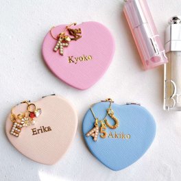 【名入れ】Colorful Heart Mirror（パールイニシャルチャーム付きハンドミラー）ハンドミラー　手鏡　誕生日プレゼント　オーダーメイド　オーダーメイドギフト　お祝い　