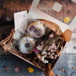 スワッグギフトbox mini　【お花とお菓子に感謝を込めて】お花の焼きドーナツとドライフラワーブーケのセット！　退職　転勤　内祝いにぴったり！感謝を伝えるギフト！