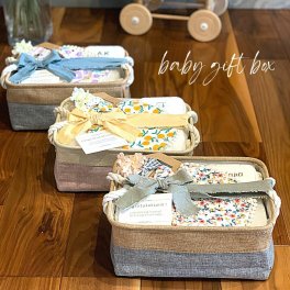 【ヘアバンド・スタイ女の子おむつBOX】出産祝い 名入れ可能 刺繍 おむつケーキ おむつボックス 女の子用 ヘアバンド リボン 名前入り イニシャル ステッカー おしりふきのフタ オムツケーキ リバーシブル スタイ よだれかけ ビブ 女の子 女の子 ベビー 赤ちゃん 子供の日 ハーフバースデー ベビーシャワー 誕生日 記念日
