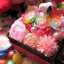 スヌーピー入り 花束風ギフト 箱を開けてサプライズ マスコット ボックス レインボーローズ プリザーブドフラワー入り ◆マスコットカラーはおまかせ