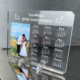 カレンダーフォトプレート エンジェル｜写真入り 名入れ 記念日 カップル 彼氏 彼女 夫婦 誕生日 一年記念日 結婚記念日 入籍記念日 付き合った日 オーダーメイド オリジナル アクリル フォトフレーム 写真立て メモリアルプレート プレゼント ギフト 贈り物 おしゃれ かわいい インスタ映え SNS 高校生 大学生 両親 結婚式 ウェルカムボード サプライズ 思い出 記念品 恋人 ペア 写真付き