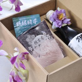 退職 異動 名入れ 酒セット 古希 喜寿 還暦 お祝い 手造り硝子　ロックグラス びいどろ浪漫 花便　獺祭 純米大吟醸 45 180ml セット 花コサージュ付き