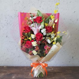 【赤いバラの豪華な花束】式典や送別会で！【目上の方への贈り物に】バラ 上司 両親 お祝い 発表会 送別会 就職祝 引越し祝い 新築祝い 結婚記念日 誕生日 出産祝い 退職祝い 女性 男性 ギフト プレゼント 贈答品 豪華 上品 華やか 式典 イベント