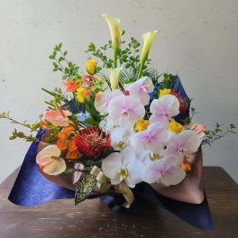 【豪華アレンジメント】胡蝶蘭をいれて華やかに【大切な方へ】恋人 上司 両親 お祝い プロポーズ 結婚祝い 開店祝い 開業祝い 発表会 送別会 引越し祝い 新築祝い 結婚記念日 誕生日 退職祝い ギフト プレゼント 豪華 母の日