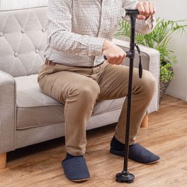 ファミラ セーフティーステッキ 4点杖 自立式 杖 ステッキ 折りたたみ式 LEDライト付き ブザー付き 補助ハンドル付き 長さ調節 高さ調節 軽量 シニア 高齢者　送料無料