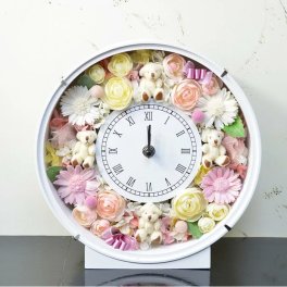 本州送料無料・12時までのご注文で即日発送（土・日・祝は除く）アーティフィシャルフラワー&プリザーブドフラワー ミニくまさん 時計 フラワーギフト 誕生日祝い 結婚祝い 開店祝い 開業祝い 贈り物 プレゼント ギフト 花 アレンジメント バラ