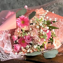 【カスミソウ】カワイイブーケ【バラ】 季節のお花 フラワー ブーケ 上司 両親 母親 お祝い 発表会 入学 卒業 就職祝 引越し祝い 新築祝い 結婚記念日 誕生日 出産祝い 退職 女性 ギフト プレゼント かわいい 清楚 上品 おしゃれ ピンク
