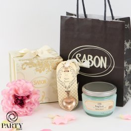 SABON(サボン) 【デリケート・ジャスミン ギフトセット B】 ボディスクラブ + ハートスプーン + フラワーコサージュ (ラッピング済)コスメ 化粧品 デパコス ギフト プレゼント ブランド 高級 女性 人気 ラッピング ブーケ 母の日 ホワイトデー クリスマス 誕生日 キット コフレ 彼女 記念日 女友達 感謝【季節のダリアコサージュ】