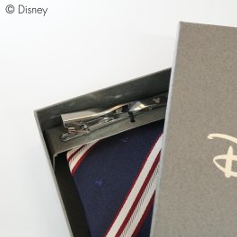 ディズニー／タイピン (ミッキーストライプ柄ネイビー×レッドBOX付) 素材：真鍮 原産国:日本 ブランド ネクタイ  結婚式 クリスマス プレゼント ギフト お洒落 ネクタイピン スーツ ビジネス セット 転職 新生活 お買い得 新入社員 キャラクター　送料無料  DN902511-2　紺×赤