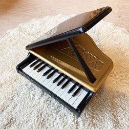楽器のおもちゃ カワイ  ミニグランドピアノ P-25 黒  | 誕生日プレゼント 楽器 ピアノ 25鍵   3歳 4歳 5歳 女の子 男の子 日本製 誕生日 プレゼント おもちゃ 音 木のおもちゃ 木製玩具 日本製安心おもちゃ  KAWAI ミニピアノ 河合楽器 KW-1191