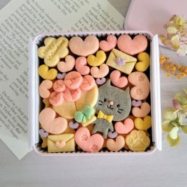 バレンタインクッキー缶/きみと季節のとなりに「ねこちゃんの贈り物」 (クッキー クッキー缶 バレンタイン 洋菓子 お菓子 スイーツ 焼き菓子 誕生日 記念日 お祝い バースデー プレゼント ギフト 贈り物 手土産 かわいい 可愛い おしゃれ 動物 猫 詰め合わせ 美味しい 缶入り おやつ 友達 子供 女友達 女性 彼女 彼氏 妻 母 甥っ子 姪っ子 女の子 男の子) 