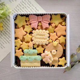 バースデークッキー缶/きみと季節のとなりに「HappyBirthday」くま (クッキー クッキー缶 メッセージ 洋菓子 お菓子 スイーツ 焼き菓子 誕生日 記念日 お祝い バースデー プレゼント ギフト 贈り物 手土産 映え かわいい 可愛い おしゃれ 動物 アニマル バタークッキー 詰め合わせ 美味しい 缶入り おやつ 友達 子供 女友達 女性 彼女 妻 母 娘 息子 孫 ラッピング 熨斗) 