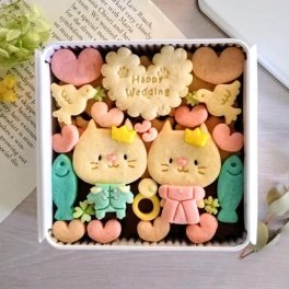 ウェディングクッキー缶/きみと季節のとなりに「HappyWedding」ねこ(クッキー クッキー缶 メッセージ 洋菓子 お菓子 スイーツ 焼き菓子 結婚祝い 結婚記念日 お祝い お返し 内祝い プレゼント ギフト 贈り物 手土産 映え かわいい 可愛い おしゃれ 動物 猫 バター 詰め合わせ 美味しい おやつ 友達 女友達 女性 親友 娘 夫妻 姉妹 いとこ 姪っ子 ラッピング 熨斗) 