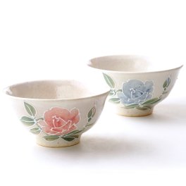 【名入れできます】九谷焼 ”夫婦茶碗”  『金沢のバラ』 【ラッピング・のし・メッセージカード無料】*石川県の伝統工芸 『九谷焼』・女流作家の相川志保さんオリジナル作品*　大切な方のお名前を入れれば、より心のこもった世界にひとつだけのオリジナルギフトに！ご結婚御祝・誕生日御祝・敬老の日のプレゼントにどうぞ [kumi004]