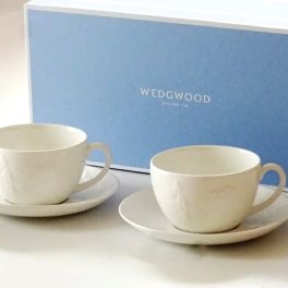 ウエッジウッドWEDGWOOD ワイルドストロベリー・ホワイト　ティーカップ＆ソーサー　ペア【ブランドボックス付属】【御結婚御祝・内祝・新築御祝・還暦御祝・御礼・寿・ギフト包装可能】