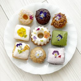 【人気のスイーツギフト】お花のプチケーキアソート　9個詰合せ