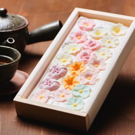 落雁 「華やぎ」１０種類の花 桐箱詰合せ【お年賀】【母の日プレゼント】【母の日】【和菓子】【和菓子詰合せ】【お歳暮】【和菓子ギフト】【お年賀】【和三盆】【贈物】