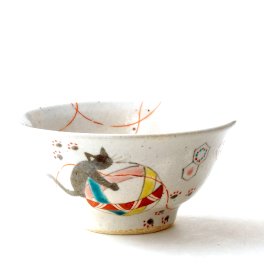 【名入れできます】九谷焼 ”ご飯茶碗”  『てまり猫』 赤てまり・小サイズ【ラッピング・のし・メッセージカード無料】*石川県の伝統工芸 『九谷焼』・窯元：創楽庵*　大切な方のお名前を入れれば、より心のこもった世界にひとつだけのオリジナルギフトに！ご結婚御祝・誕生日御祝・敬老の日のプレゼントにどうぞ [temarineko003]