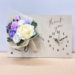 ◆花時計 【Wood Clock ウッドクロック・横型タイプB（時計右）・ホワイト/ピンク/ブルー/パープル／イエロー】掛け時計・置時計 ハンドメイド 文字入れ・変更可能