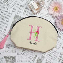 敬老の日 プレゼント ギフト 2026 名入れ ポーチ 刺繍 フラワーイニシャル イニシャル オーバル レディース 誕生日 お祝い 贈り物 小物入れ 化粧ポーチ かわいい メイクポーチ 大きい　黒 ブラック 祖母 おばあちゃん 実用的 おしゃれ 趣味グッズ もらって嬉しい センスがいい 