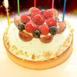 木苺のホワイトバースデーケーキ【14cm 】誕生日ケーキ ホールケーキ タルト お取り寄せスイーツ ギフト 贈り物 誕生祝い 合格祝い 記念日 お祝い 結婚祝い バレンタインデー プレゼント