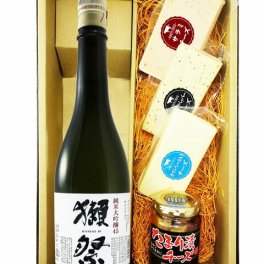 ★ 送料無料 ★ 獺祭 純米大吟醸45 720ml + たまり漬チーズ + バラエティーチーズ 3種 ( サラミ・ブラックペッパー・カマンベール )【 日本酒・おつまみセット 】【 要冷蔵 】【 6337 】【 ハロウィン 贈り物 ギフト プレゼント 誕生日 結婚のお祝い 】