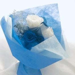 プリザーブドフラワー/青と白薔薇とリボンのふんわり花束ラッピング