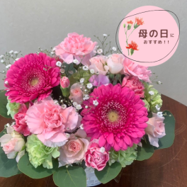 090【カーネーションの入ったピンク系アレンジメント】母の日におすすめ！ お花 花 生花 花束 フラワーアレンジメント モダン 和風 バラ 薔薇 ローズ ピンク 紫 お祝い 誕生日 結婚祝い 出産祝い ホワイトデー バレンタイン 父の日 母の日 敬老の日 記念日 結婚記念日 送別 退職 入学 卒業 開店祝い 周年祝い プレゼント ギフト 贈り物