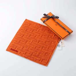 HERMES エルメス カレ・タオル ステアーズ オランジュ・フー 単品 名入れ代込み ハンドタオル 厚手 名前 名入れ 刺繍 ギフト プレゼント 誕生日 記念日 記念品 受賞 お祝い 引越祝 入学祝 父の日 母の日 長寿祝 高級 ブランド 正規品 綿 コットン オレンジ
