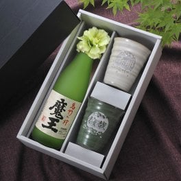 退職 異動 名入れ SXX ペア酒セット 芋焼酎 魔王 720ml & 有田焼 和み デカカップ 2点 コサージュ付 ギフトBOX入り / プレゼント ギフト 夫婦 結婚 金婚式 銀婚式 退職 記念 誕生日 長寿 祝い