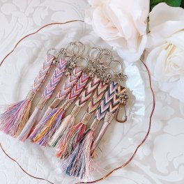 厄除け七色キーホルダーお守りキーホルダー 手組み 組紐キーホルダー キーホルダーなないろキーホルダー おしゃれプレゼント ストラップ チャーム ギフト 厄除け 組紐 七色 贈り物 幸福 厄除け 日本産 お守り クリスマスお誕生日 メンズ レディース 子供 お返し一点物 キーホルダー