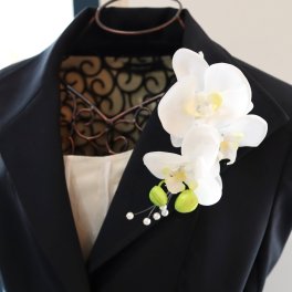 ホワイト胡蝶蘭のコサージュ 上質スタイル フォーマル 結婚式 アートフラワー (065)