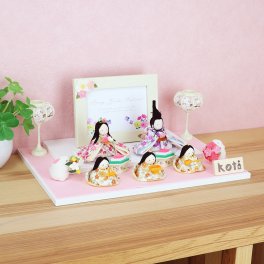 【手書き名入れ木札無料特典付き】 雛人形 お雛様 koti写真立て付 5人揃い ひな祭り 初節句 インテリア 赤ちゃん ベビー コンパクト お店 ディズプレイ 祖父母 孫 お祝い ミニチュア 小さい ちりめん細工 by 結納屋 長生堂 