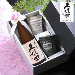 退職 異動 名入れ SXX ペア酒セット 日本酒 久保田 萬寿 720ml & 有田焼 和み デカカップ 木箱入り 2点 リボン・コサージュ付 ギフトBOX入り / プレゼント ギフト 夫婦 結婚 金婚式 銀婚式 退職 記念 誕生日 長寿 祝い