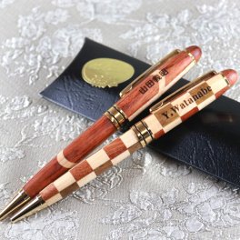 名入れ 木製 ボールペン ( 寄木 ) 【2タイプから選択】 誕生日プレゼント 退職祝 還暦 記念品 入学祝 卒業 部活 引退 卒業記念 